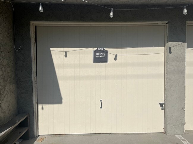 Building Photo - 5227 Live Oak St Rental