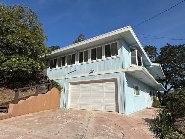 Building Photo - SPACIOUS 3BR/3BA NOVATO HOME WITH FLEXIBLE FLOORPLAN, LARGE FAMILY ROOM AND BONUS AREAS, GREAT OU...
