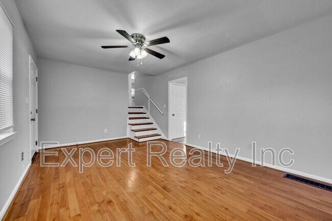 Photo - 624 Cresap Cir NE