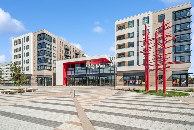 BroadwayPark_exterior_Byers Square_2010