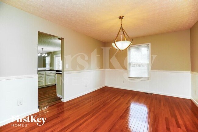 Photo - 841 Elgin Cir