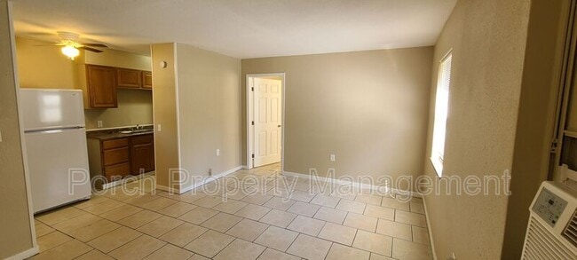 Building Photo - 102 Ellis Dr Unit B