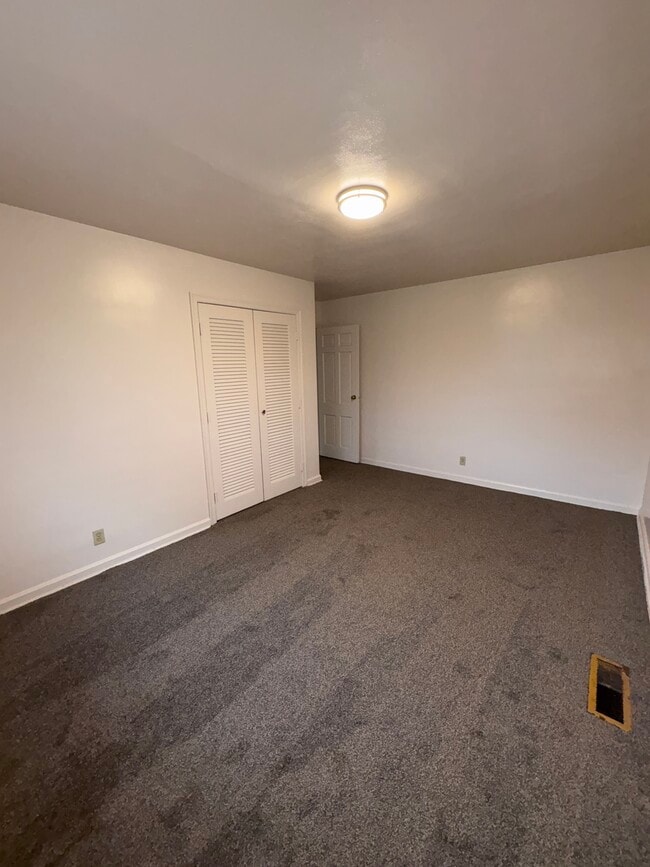 Dormitorio - 628 W Norman Ave