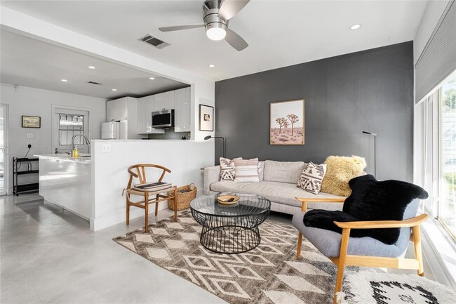 Photo - 4620 Englewood Dr