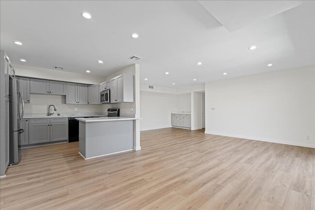 Building Photo - 17424 Burbank Blvd Unit 205