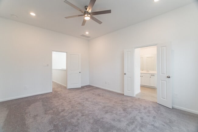 Photo - 670 Royal Arch Dr