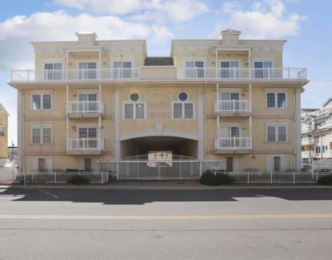 Building Photo - 15 Sumner Ave Unit 12