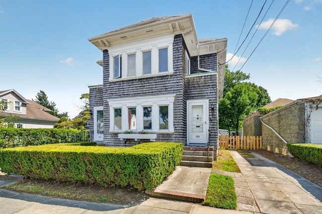 Building Photo - 370 Maple St Unit 2