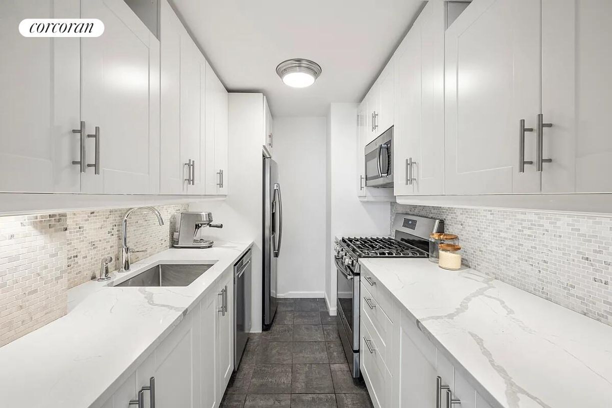 Photo - 303 Greenwich St