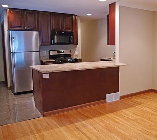 Building Photo - 915 22nd Ave SE Unit 1