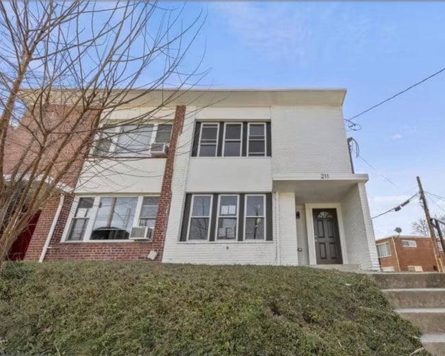 Photo - 211 Webster St NE