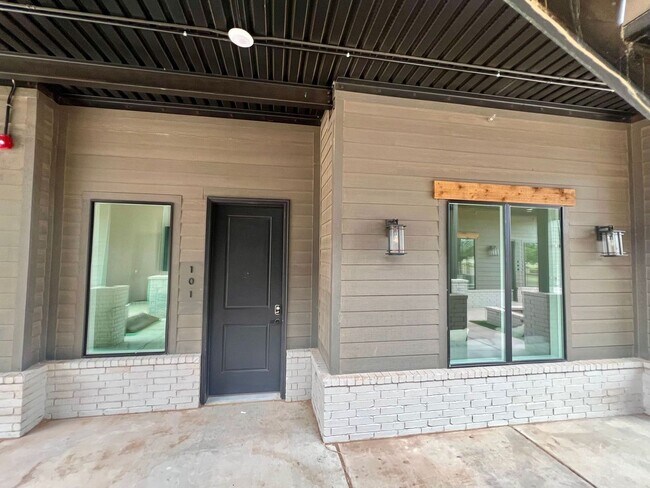 Photo - The Court At Overton Unidad 100