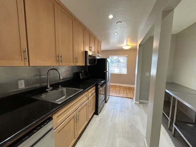 Photo - 2235 Bonar St