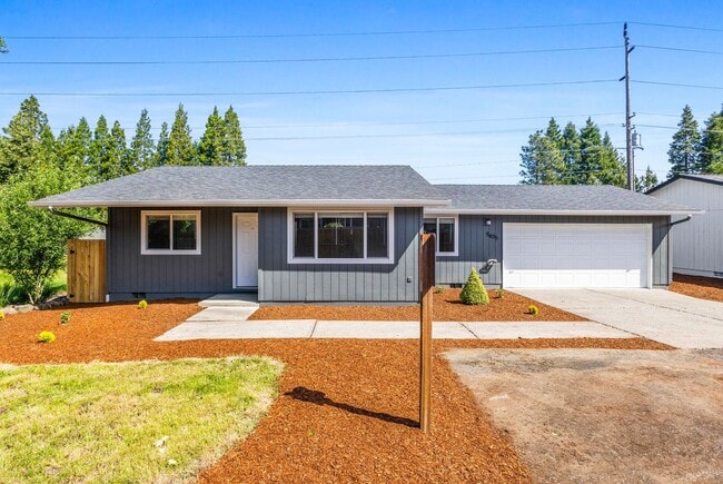 Building Photo - Beautifully Renovated 3-Bedroom Home in Qu...