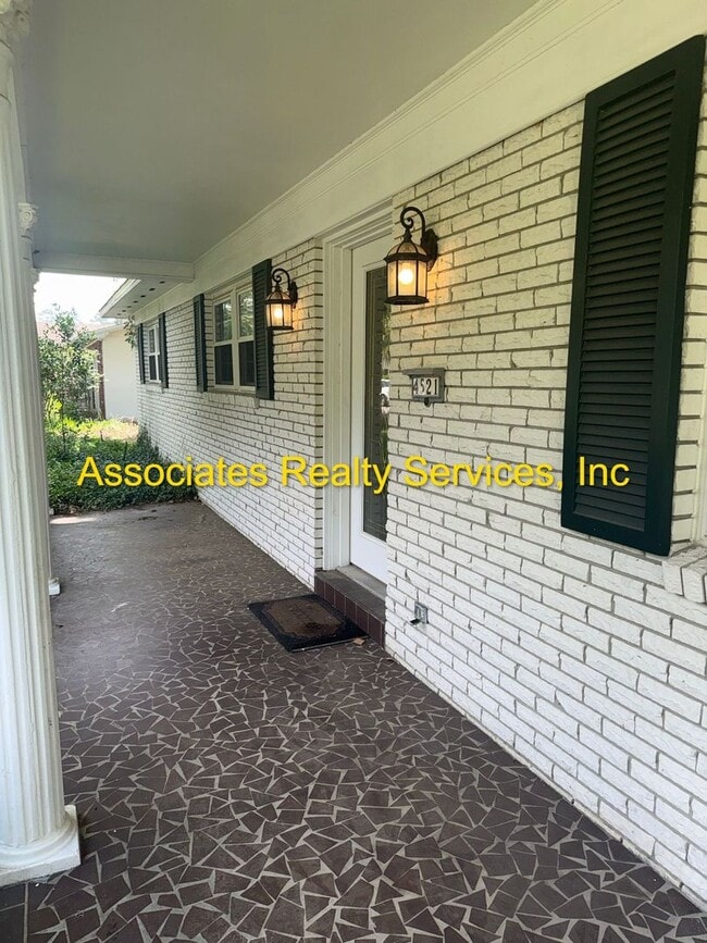 Photo - Beautiful 4bed/3bath Corner Lot in Suburban Heights