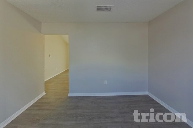 1308 E Timberview Ln