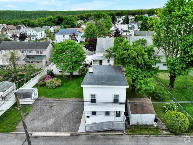 Building Photo - 137 E Summit St Rental