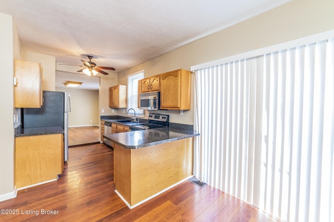 Photo - 1422 Longfield Ave