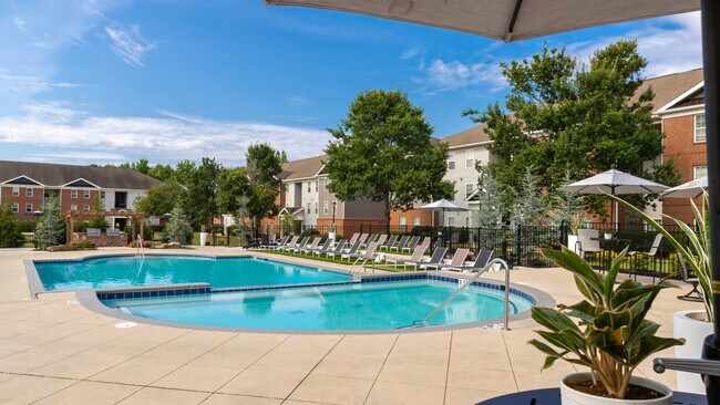Soak up the sun poolside with comfortable lounge chairs and beautiful tree-lined surroundings, professionally operated by Highlands Vista Group.
