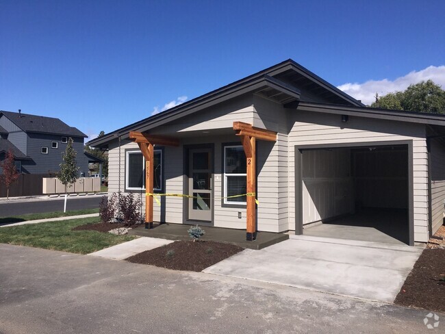 Building Photo - 1 Bedroom Duplex in NE Bend Rental