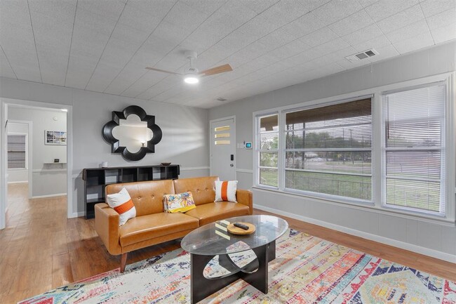 Photo - 1908 W 2nd St