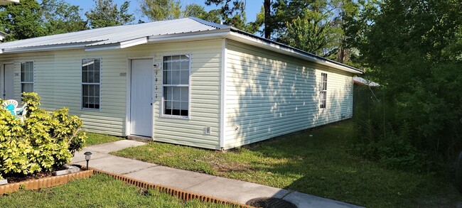 Building Photo - Efficient & Economical 2Bed/2Ba Triplex Un... Rental