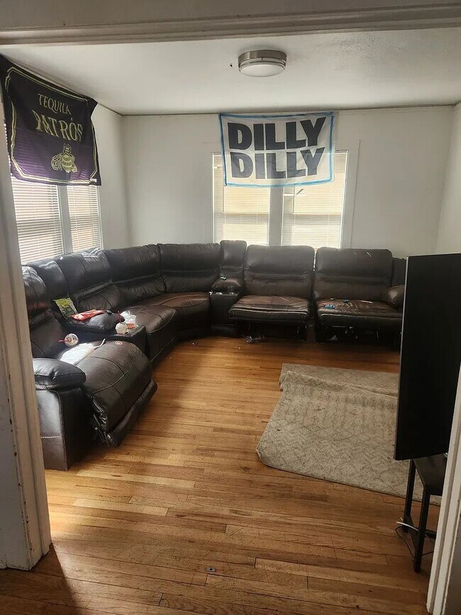 Photo - 3 Bedroom Home on the Hill - AVAILABLE NOW!