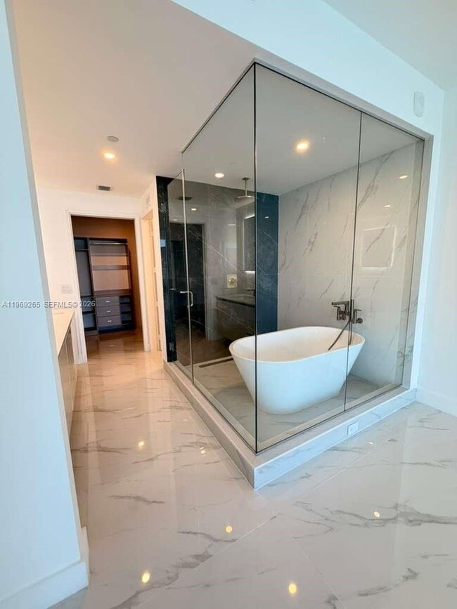 Building Photo - 700 NE 24th St Unit 1103