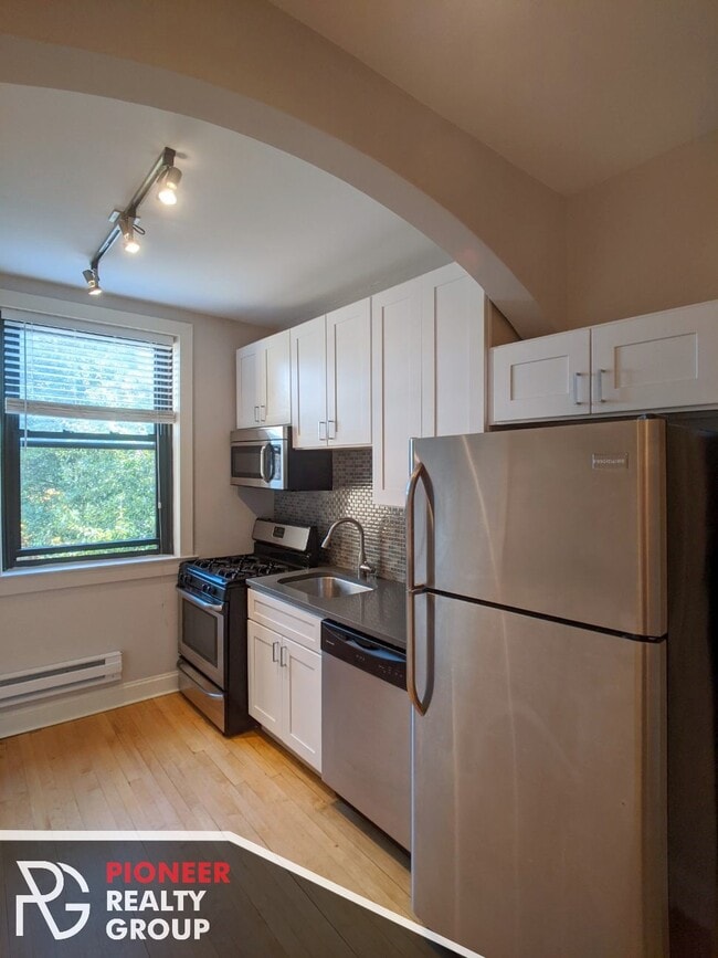 Building Photo - 2315 N Rockwell St Unit c1 Rental