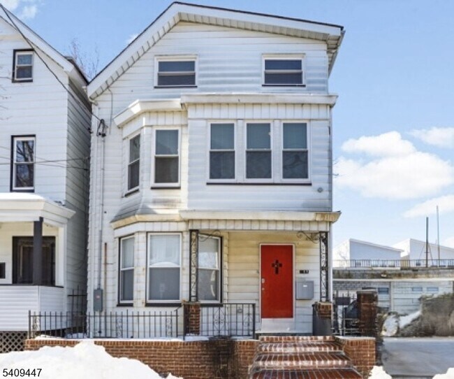 Building Photo - 196 2nd St Unit 2