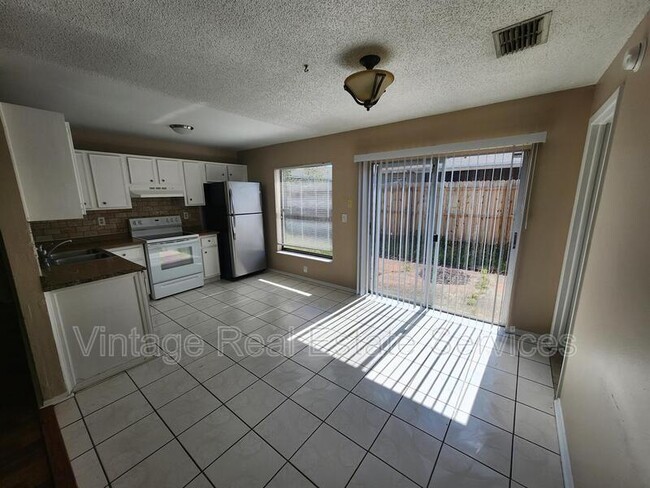Photo - 905 Old Field Dr