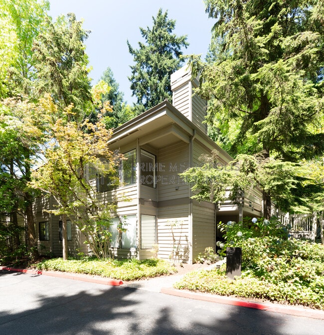 Building Photo - 1270 Bellevue Way NE Unit 8