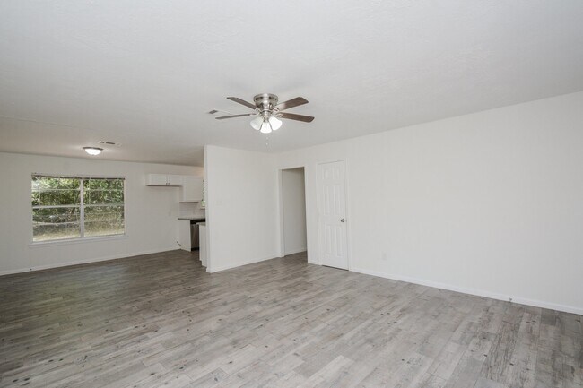 Photo - 1825 Live Oak Dr