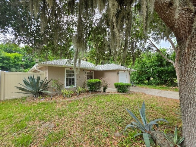 Building Photo - Beautiful 3 Bedroom 2 Bathroom Daytona Beach Home