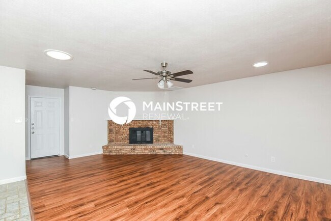 Photo - 3 Bedroom Pet-Friendly Home in Grand Prairie, TX with Main Street Renewal