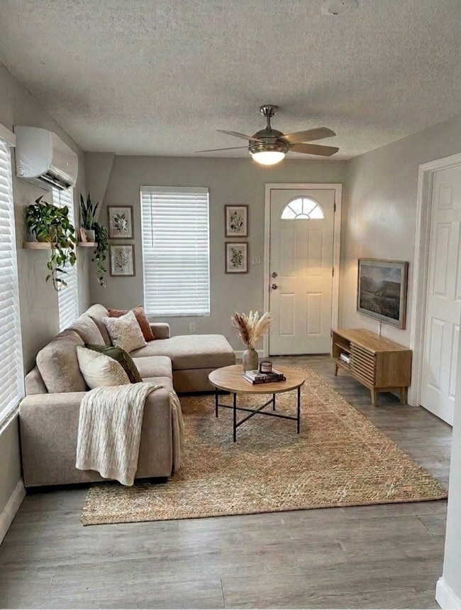 Photo - 705 E Hanlon St