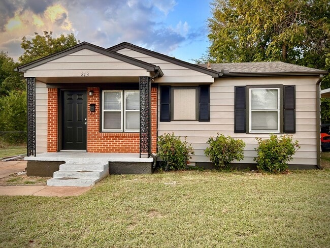 Photo - 213 W 7th St