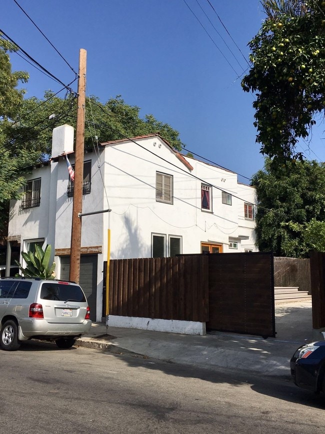 6915 De Longpre Ave Unidad 6915 De Longpre Ave