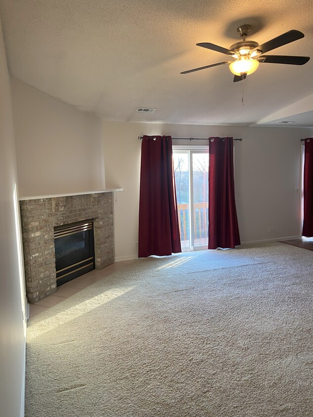 LeavingRoomView1 - 295 Woodridge Cir (South Elgin, IL)