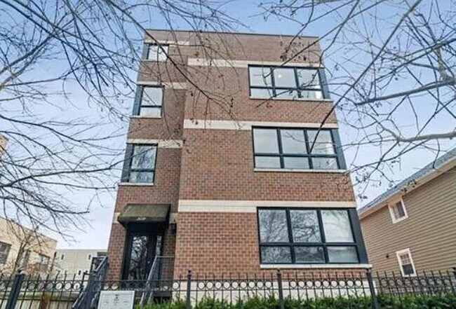 Building Photo - 2531 W Moffat St Unit 2 Rental