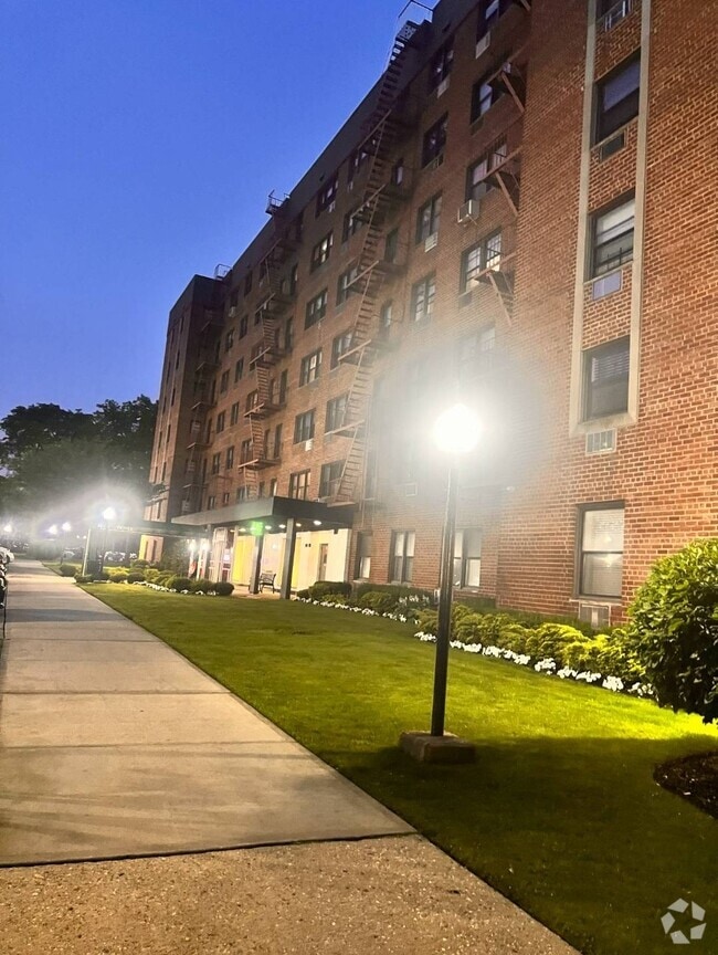 Building Photo - 84-10 153rd Ave Unit 4H Rental