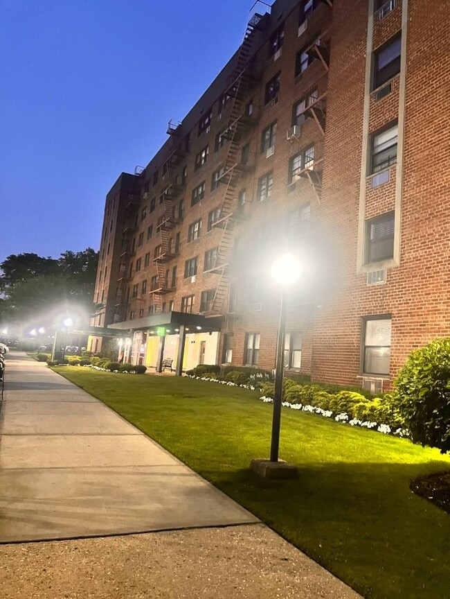 Building Photo - 84-10 153rd Ave Unit 4H Rental