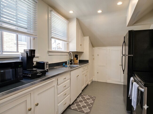 5948 California Ave SW Unit B