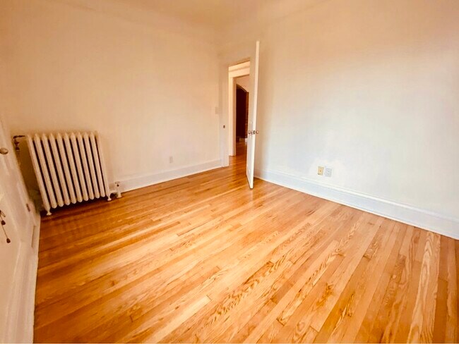 Photo - 20-20 Triller Ave Unit 4