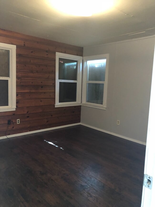 Photo - 3 Bedrooms 2 Baths 1 Car Garage Walking Di...