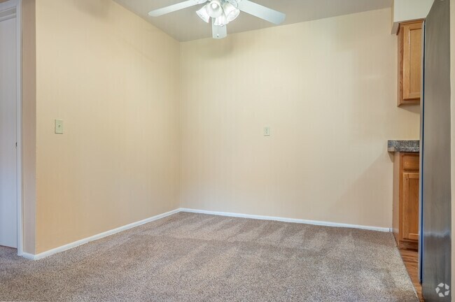 1BR, 1BA - 720SF - Dining Area