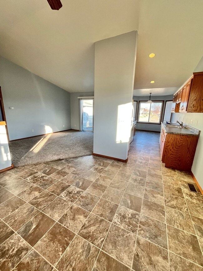 Photo - Spacious 4 Bed/3 Bath Twinhome in Brandon!