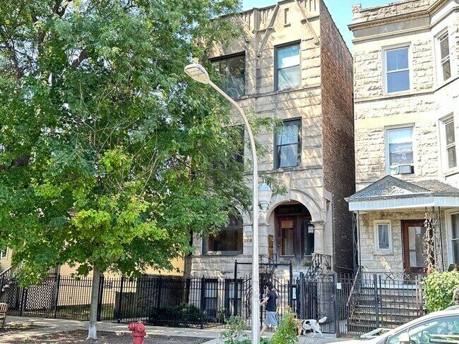 Building Photo - 2118 N Whipple St Rental