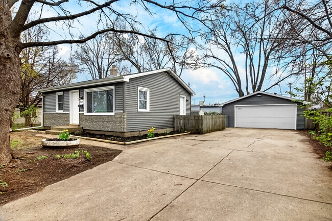 Building Photo - 903 Merrill Ave