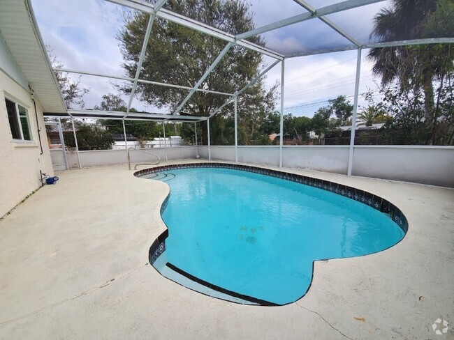 Building Photo - 820 Pineland Ave Rental